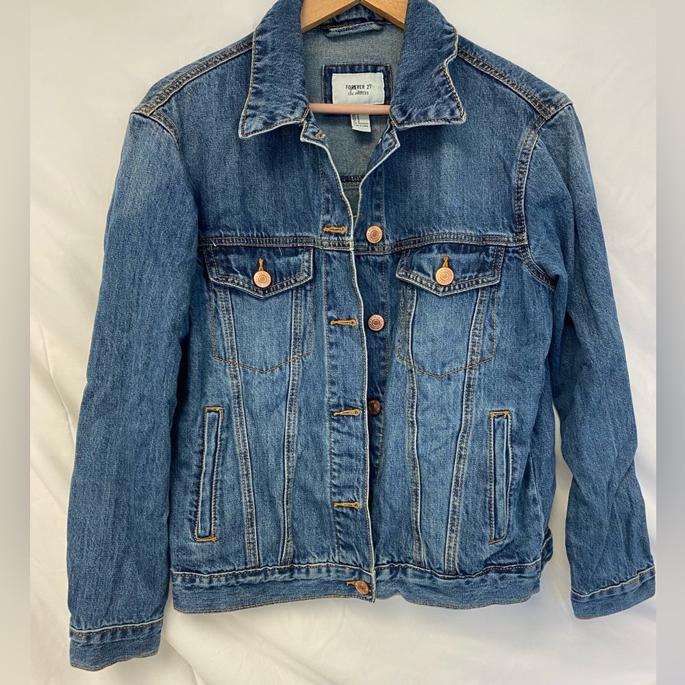 Forever 21 woman’s jean jacket size S Flawless!